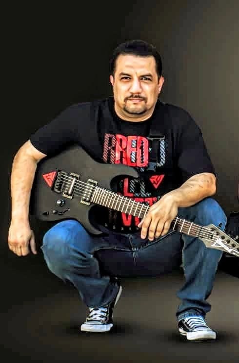 David Topete con su guitarra eléctrica
